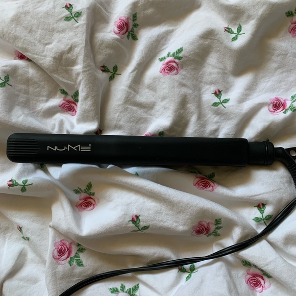 Medium sized, black NuMe hair straightener - Picture 3 of 5